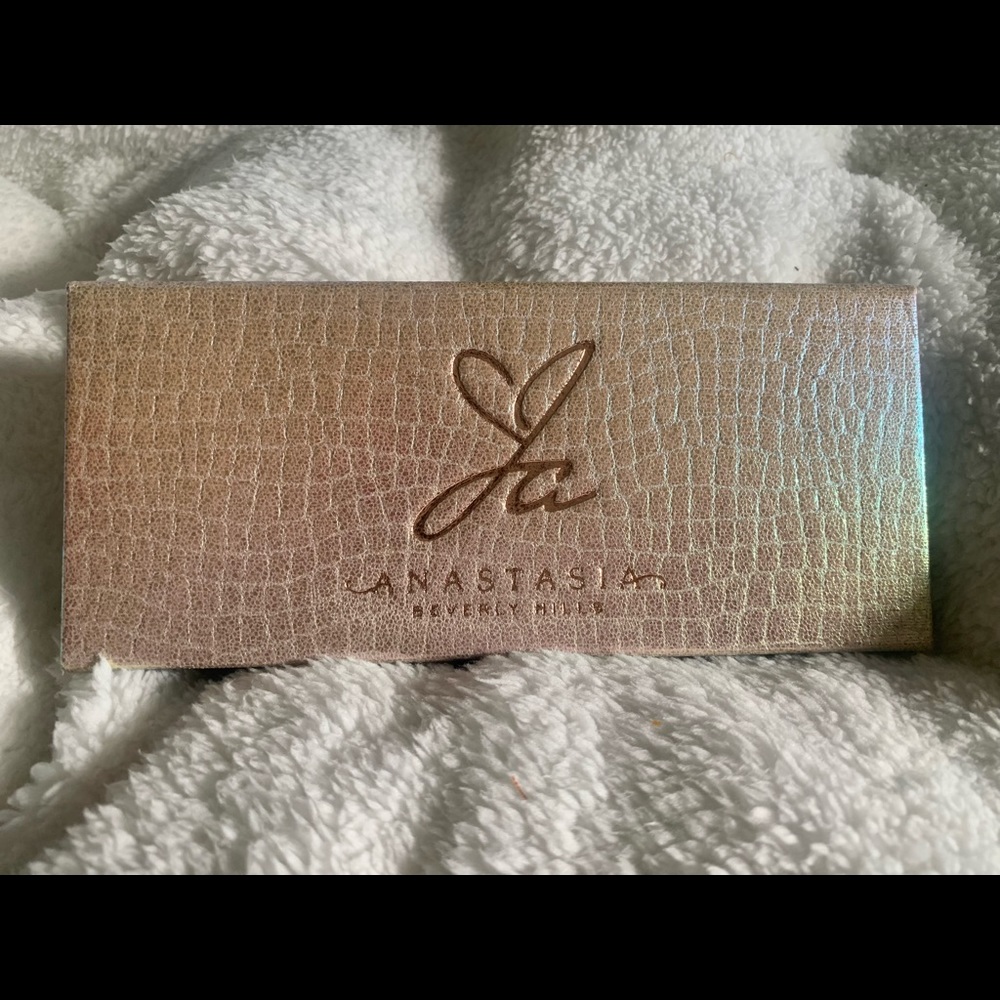 Anastasia Beverly Hill